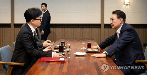윤석열 대통령이 21일 서울 용산 대통령실 앞 파인그라스에서 국민의힘 한동훈 대표를 만나 대화하고 있다. [대통령실 제공]